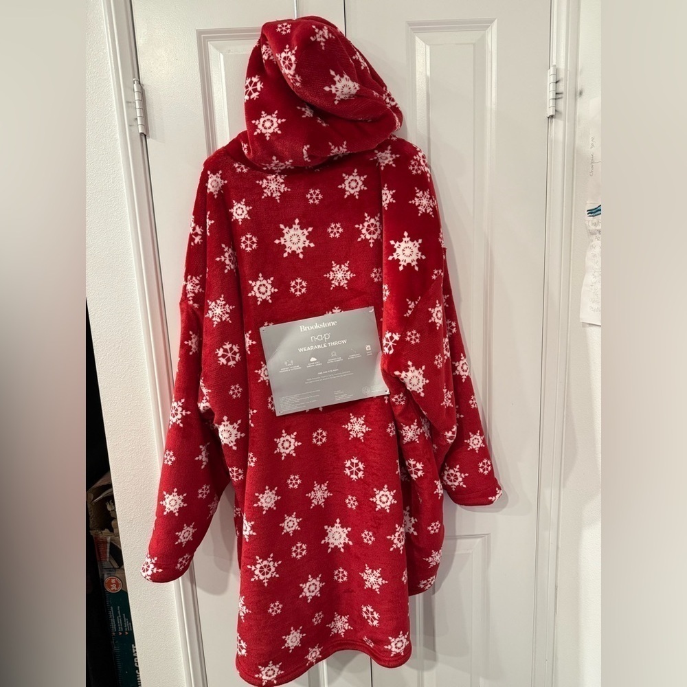 Brookstone Red Wearable Throw with Snowflakes One Size Fits Most - Picture 4 of 7